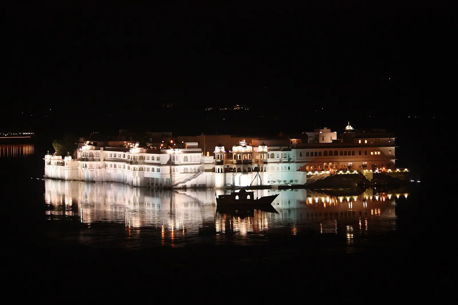 The Lake Palace hotel standing in Lake Pichola at Udaipur, Rajasthan